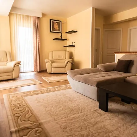 Lovely 2-bedroom With Spacious Open Area Клуж-Напока